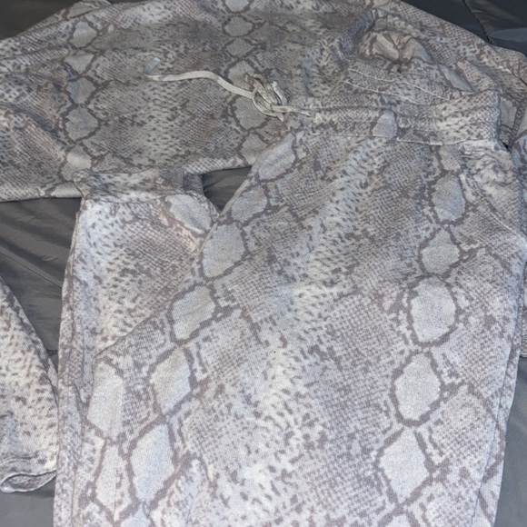 Comfy Set - Picture 4 of 4